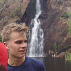 Bijna een perfecte foto van guus bij de waterval