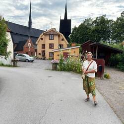 Ute vor der Sankt Laurentii Kirche in alt und Neu.