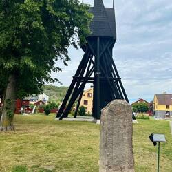 Die Krche in reinem Holz. Klassisch geteert.