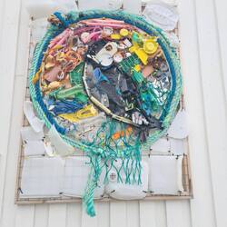 Kunst aus Plastikmüll - von Schülern gesammelt, gesäubert und zusammengefügt