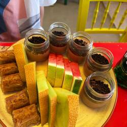 "Desert on the house". On a du faire semblant d'avoir encore faim.