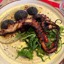 Poulpe, houmous et tarama à l'encre de seiche ❤️