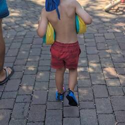 Auf geht's zum Pool und den Rutschen!