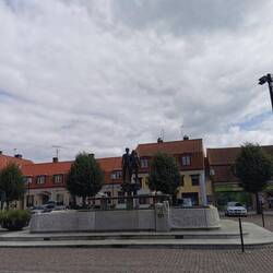 Brunnen auf dem Marktplatz im schlechten Licht