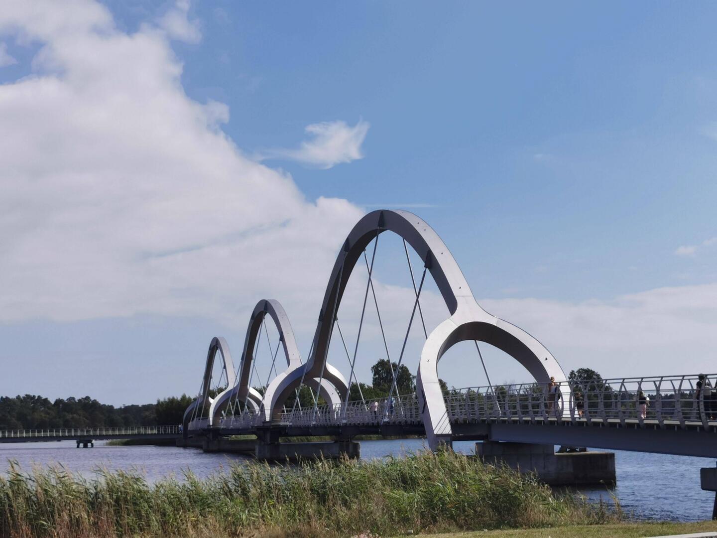 Die Brücke verbindet zwei Stadtteile miteinander
