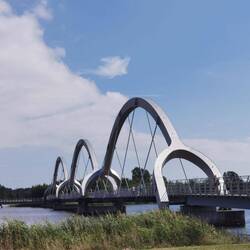 Die Brücke verbindet zwei Stadtteile miteinander