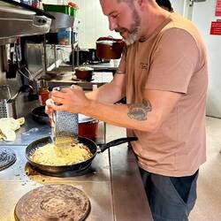 Chääs Rösti in the making - den anderen Hostelgästen hat das "Swiss potato pancake" geschmeckt