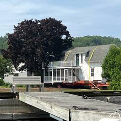 Look closely, and you can see this house is on a trailer.