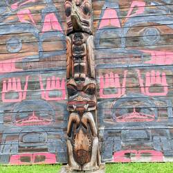 ... und grimmig schauenden ...