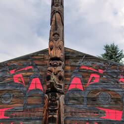 ... geschnitzten Totempfählen