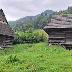 Vorratshäuser am Wegesrand