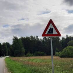Verkehrsschild "Belagwechsel"