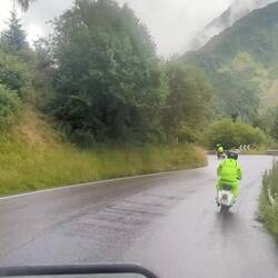 Flott ist er unterwegs bei dem Sauwetter