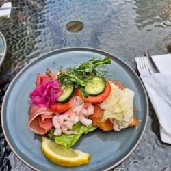 Smørebrød, Postgaardens signatur, m/ æg, rejer,laks,skinke