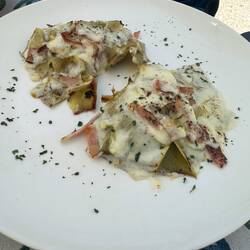 Artichoke in a cream sauce with bacon