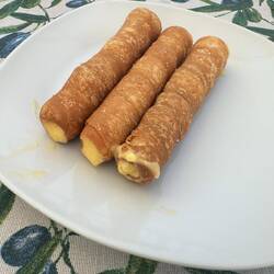Canoli with a custard
