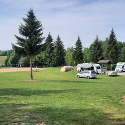 Am Pobondzie-See ... ein perfekt eingerichtetes Strandbad - ohne Eintritt - hier campen einige