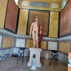 Hermes begrüßt die Wanderer