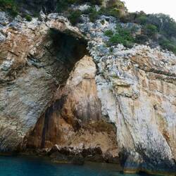 Daneben eine Grotte, die oben offen ist