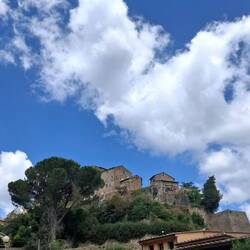 Zoals zovele dorpen met Middeleeuws verleden moet je bergop om thuis te geraken.