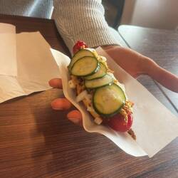 Roter, dänischer Hotdog
