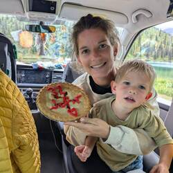 Geburtstagskuchen - da wird Marlon ungeduldig