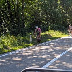 Radfahrer strampeln den Pass hoch