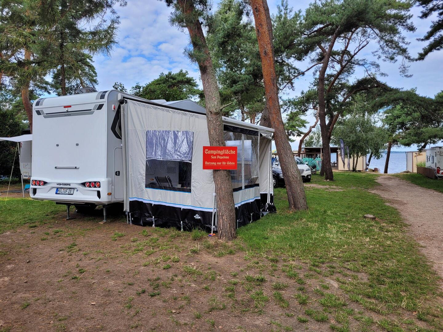Unser Platz erstmals mit Vorzelt
