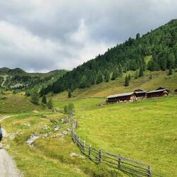 Ochsenfeldalm mit der Grüblscharte im Hintergrund.