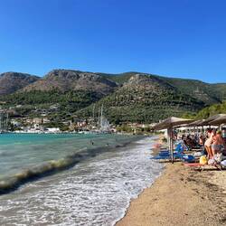 Der Strand, sieht nett aus ist aber Kies, im Hintergrund der Hafen