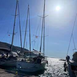 Boot ist fest mit Anker, Mooring , Festmachern und Spring.. soll wohl halten