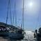 Boot ist fest mit Anker, Mooring , Festmachern und Spring.. soll wohl halten