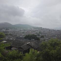 Le lendemain, il fait gris comme les toits de la ville de Lijiang