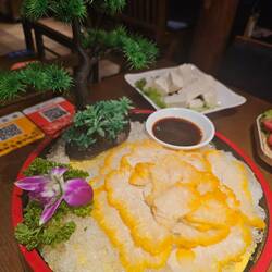 Dernier repas à Lijiang avec un hot pot aux champignons et un sashimi d'oreilles dorées exquises