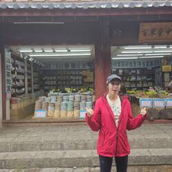 Les deux passions : le thé pu'er à gauche et les champignons à droite