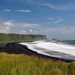 Black Beach und Blick auf das Cliff bei Vik