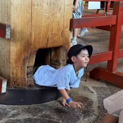 Diese Säule hat ein Loch am Fuß. Eigentlich ist es ein Schlupfloch für Dämonen.