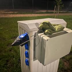 Die Powerbank einigermaßen wasserdicht verpackt zum Laden in der Nacht.