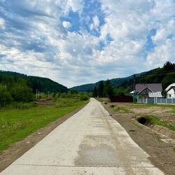 Der Weg führte zuerst entlang einer kleinen Strasse aus Putna hinaus.