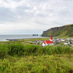 Kirche von Vík í Mýrdal mit Reynisdrangar