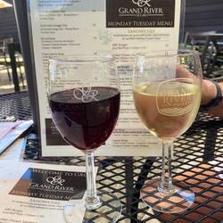 Lokaler Pinot Grigio und Cabernet France.
