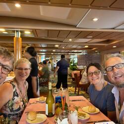Wieder an Bord...gut gelaunt beim Mittagessen