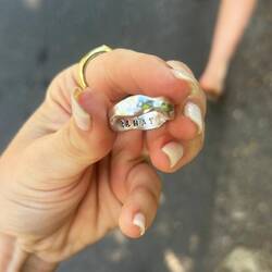 Bedütet: glücklich (Lea Gravur)