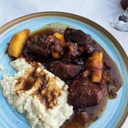 Dolce garbo: Kalbfleisch süß-sauer mit Rosinen und Äpfeln