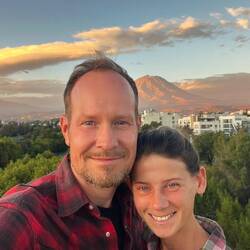 Im Hintergrund der Vulkan Chachani mit 6057m