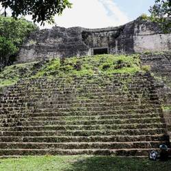 While I'm taking pictures, Rahel reads aloud a short history of Tikal.