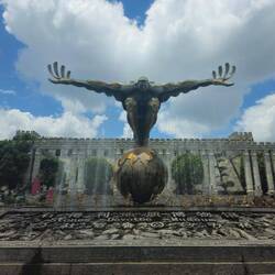 Devant le musée du site