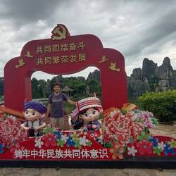 Entrée du parc, le ton est donné: jamais sans ma faucille et mon marteau!