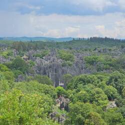 Au loin on aperçoit le point de vue de tout à l'heure avec le pavillon!