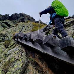 ... mit unzähligen Holzstiegen gut ausgebaut...